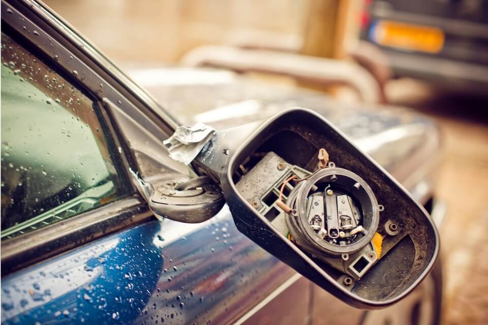 How to Replace Car Mirrors Without a Mechanic - Featured Image